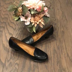 Size 8 sofft kitten heel shoes